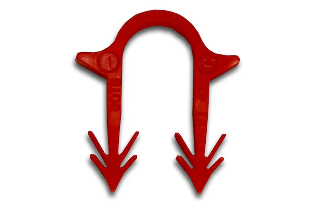 Roth Original-Tacker-Klipps in roter Farbe mit einem gebogenen Design und zwei herunterzeigenden Spitzen für Befestigungszwecke.